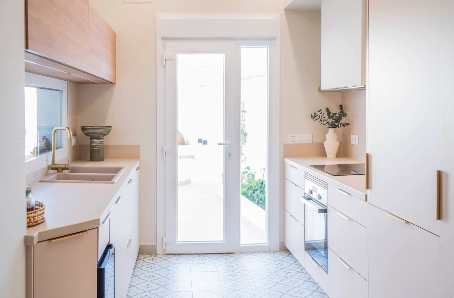 cocina pequeña con muebles organizados
