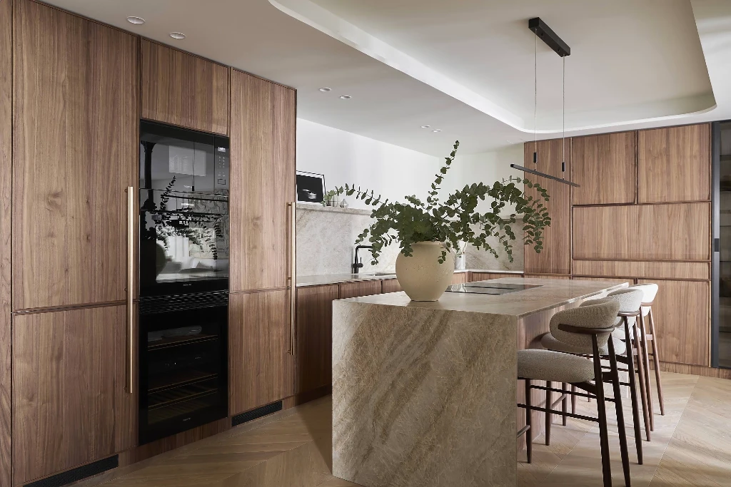 cocina de madera con isla