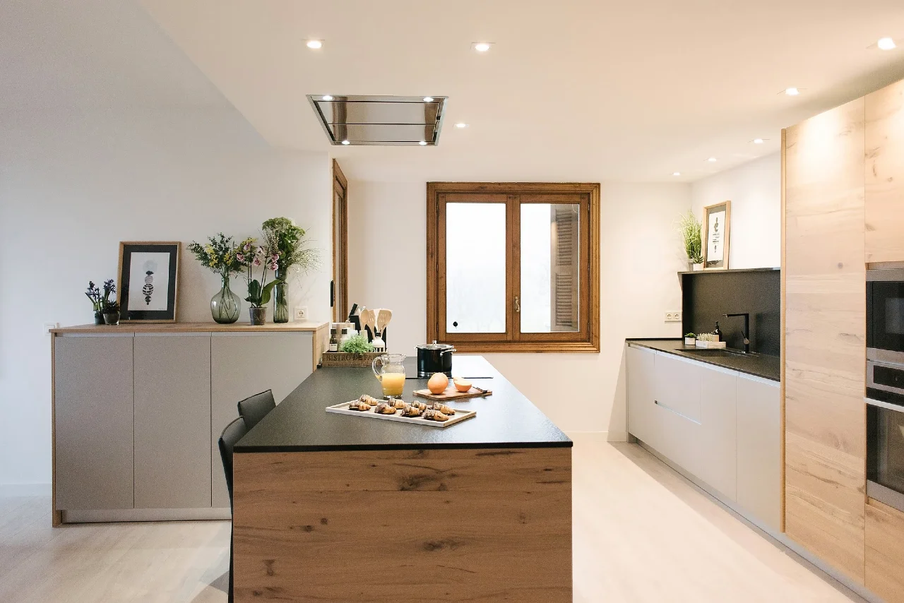 cocina con isla y campana extractora invisible
