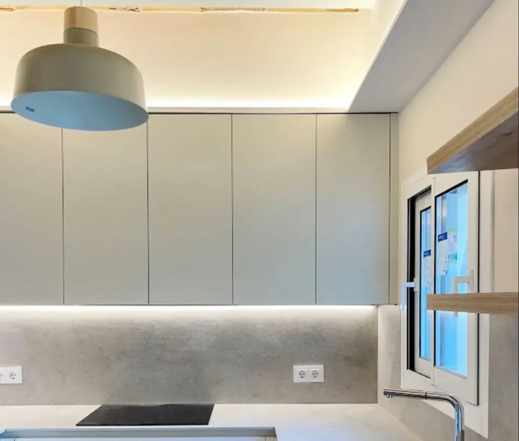 ejemplo de muebles altos en la cocina