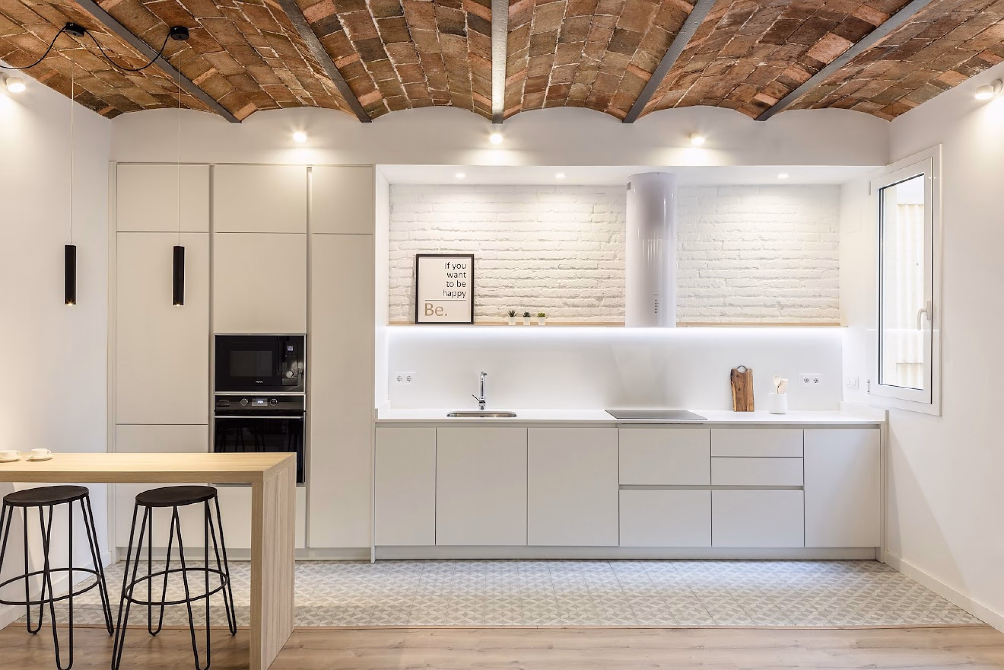 221017_frentes_de_cajon_esp_mobles_zamora_-_cocina_blanca_con_techo_piedra_3.-pim2-2000_q