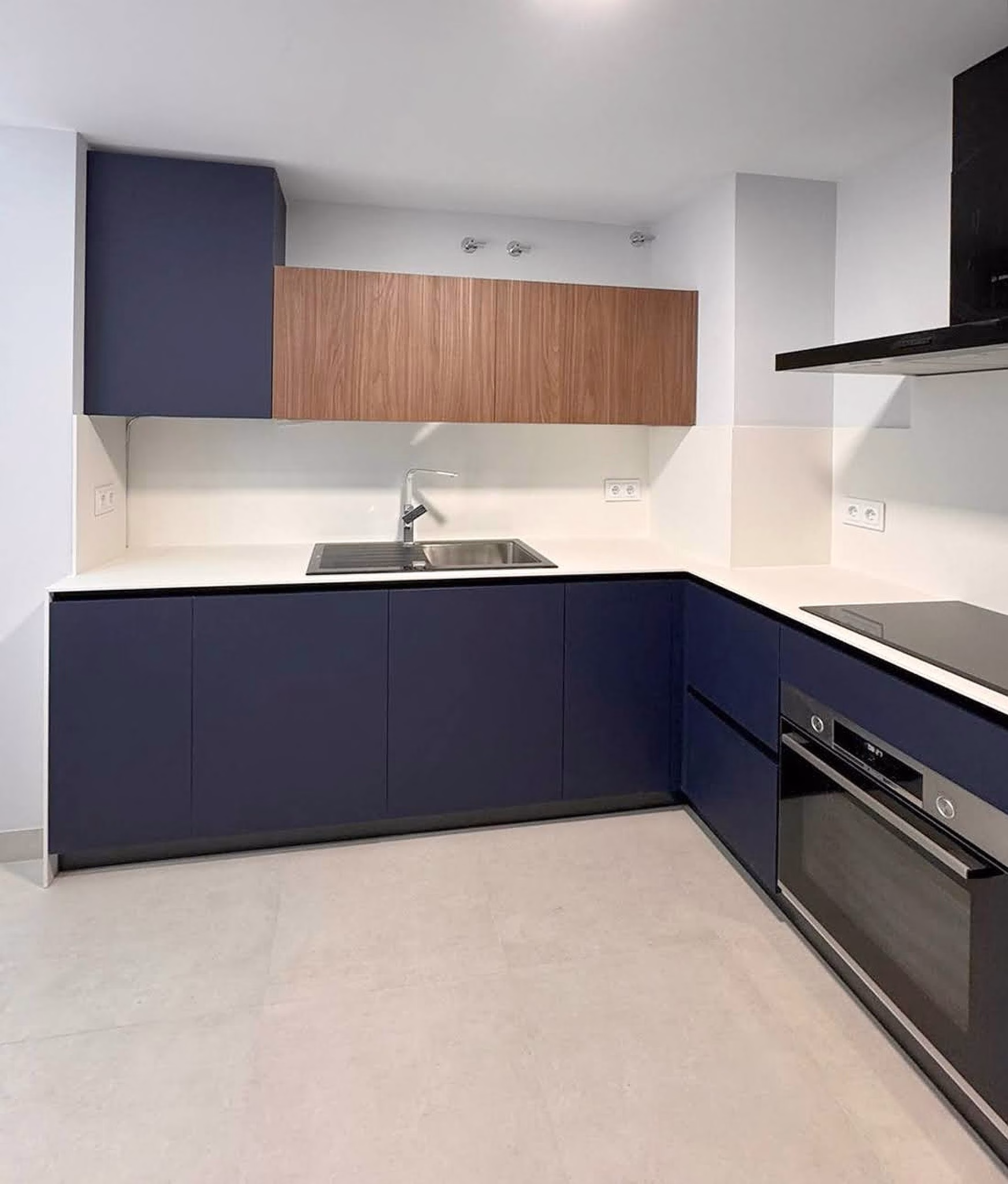 250204_madecort_-_cocina_azul_y_madera_3.-pim2-2000_q