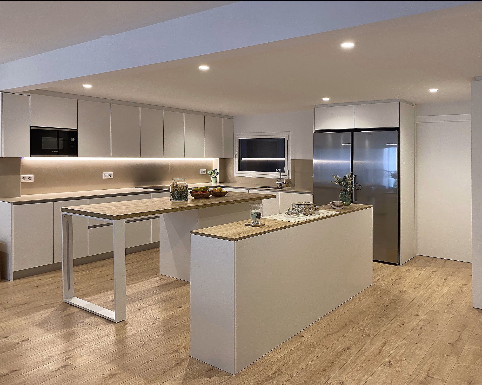 250218_expocuina_girorna_-_berlin_blanco_y_madera_3.-pim2-2000_q