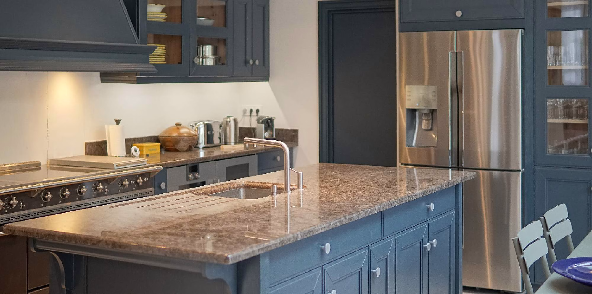 Cocina rústica con isla acabado madera