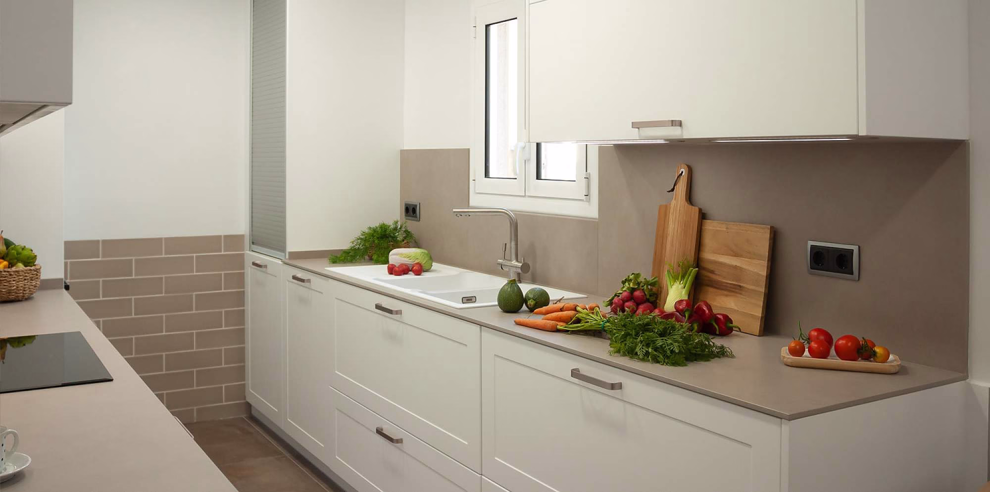 Cocina blanca en paralelo acabado lacado