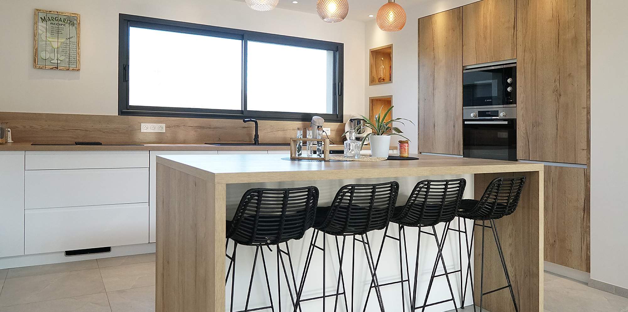 Cocina blanca y madera con isla acabado lacado