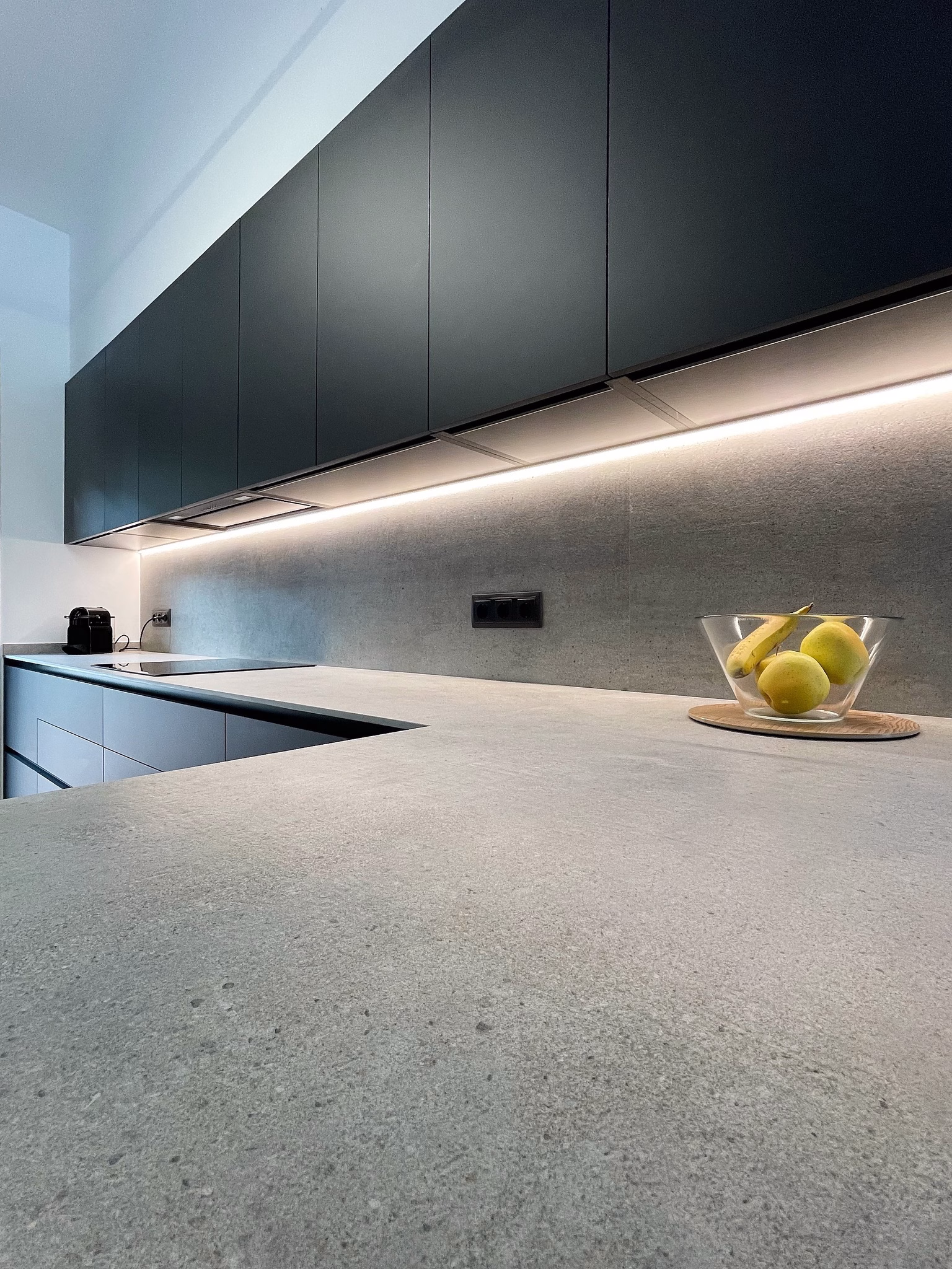 canovas_sistema_cuina_barcelona_-_cocina_negra_encimera_cemento_con_peninsula_abierta_al_salon_10.-pim2-2000_q