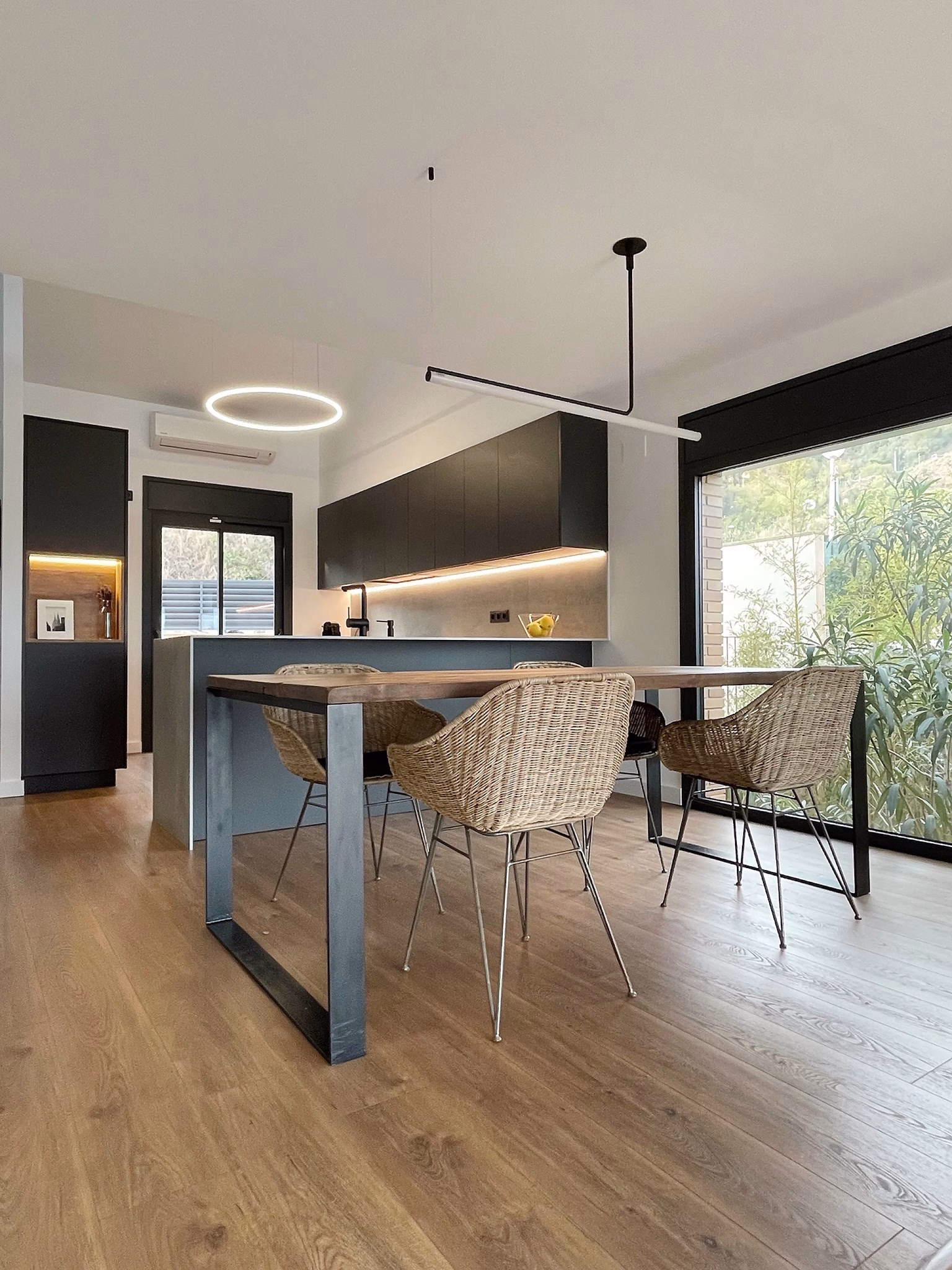 canovas_sistema_cuina_barcelona_-_cocina_negra_encimera_cemento_con_peninsula_abierta_al_salon_12.-pim2-2000_q