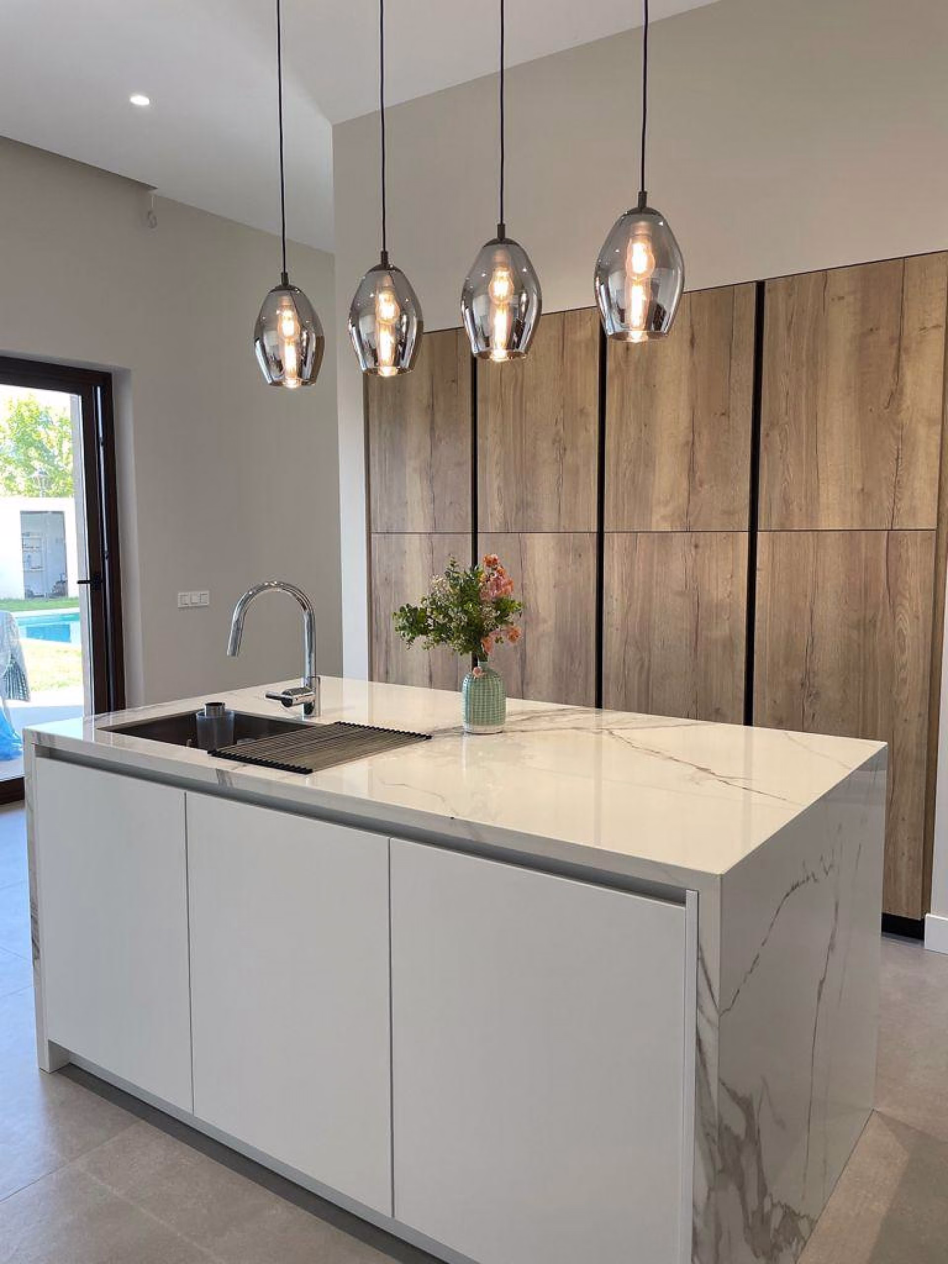 cocinas_blancas_y_madera_que_nunca_pasaran_de_moda_rivas_sanchez_carpinteros_-_alabama_natural_y_fenix_blanco_alaska_3.-pim2-2000_q