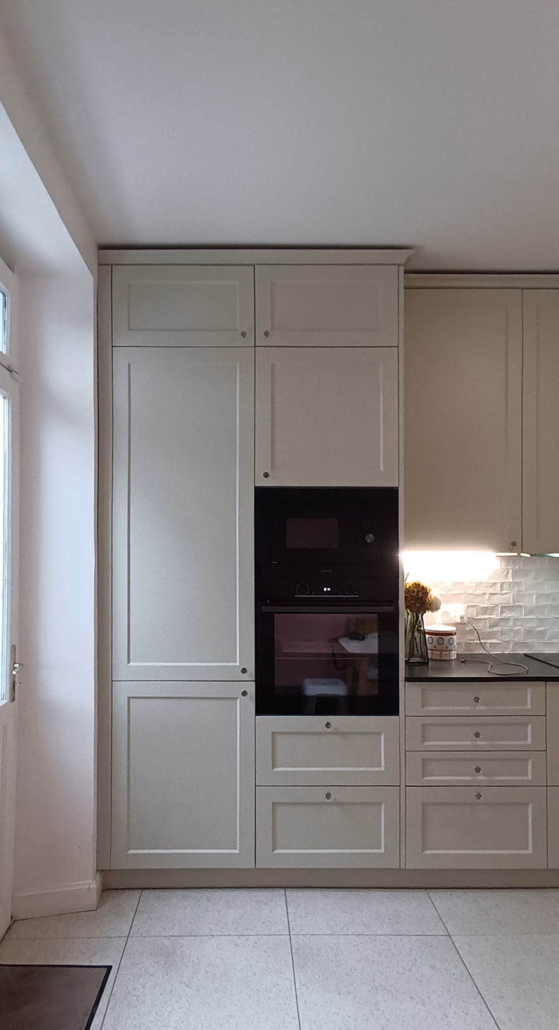 cuisine_etc_-_cocina_grisacea_con_encimera_negra_y_tiradores_transparentes_1.-pim2-2000_q