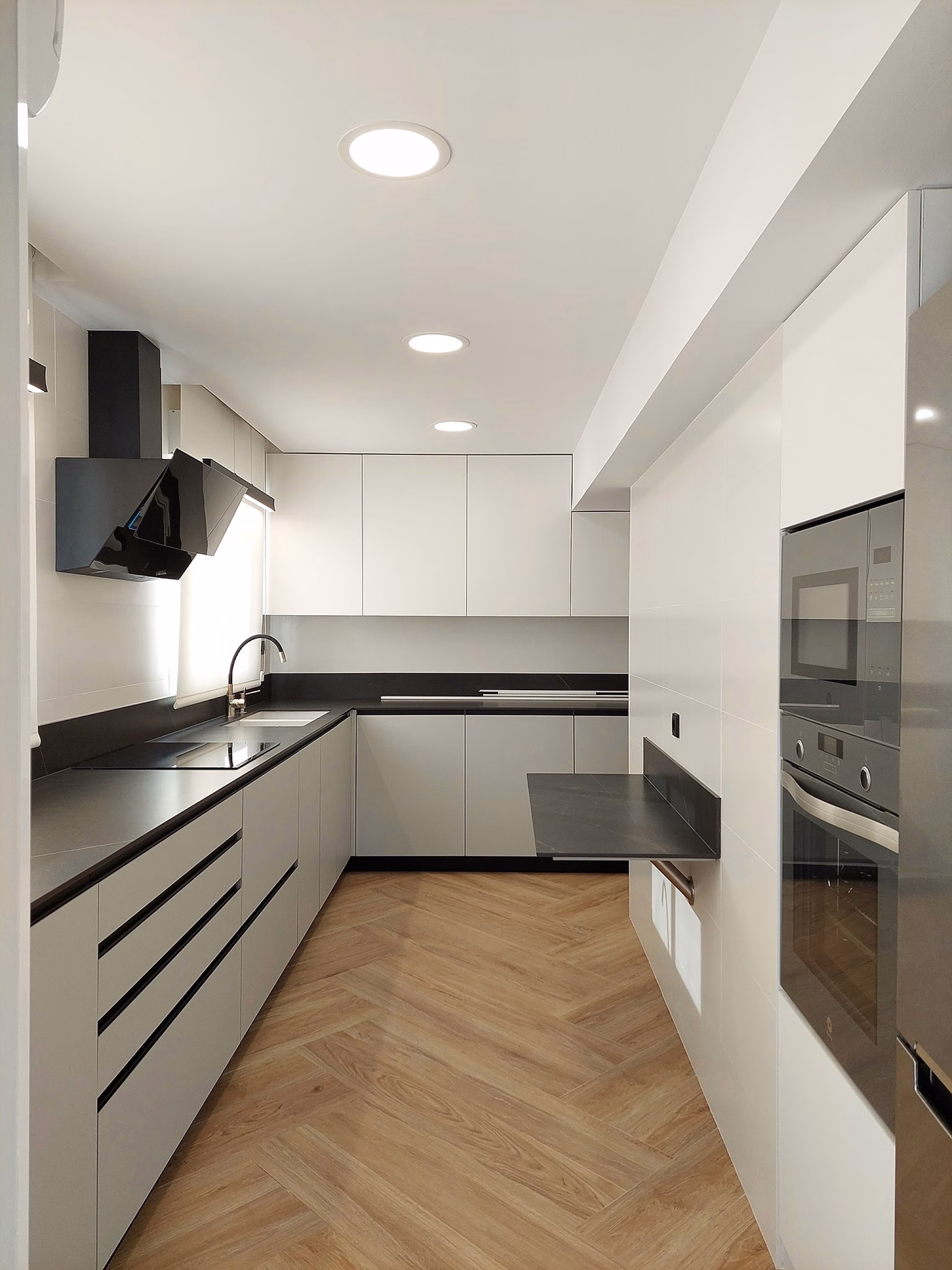 dimarts_disseno_y_suministros_taymon_-_cocina_blanca_con_encimera_negra_4.-pim2-2000_q