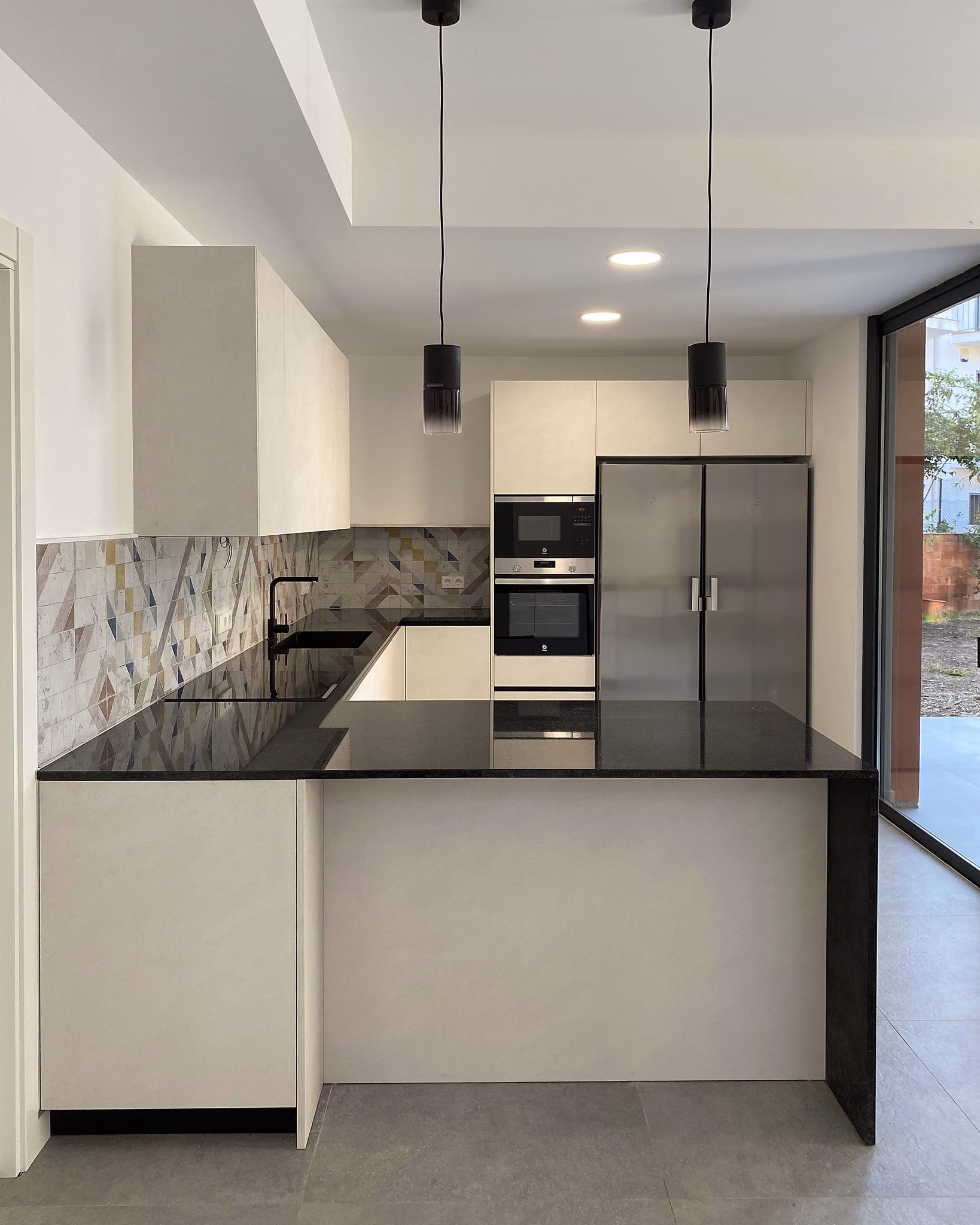 expocuina_girona_-_cocina_blanca_y_negra_azulejos_modelo_creta_1.-pim2-2000_q