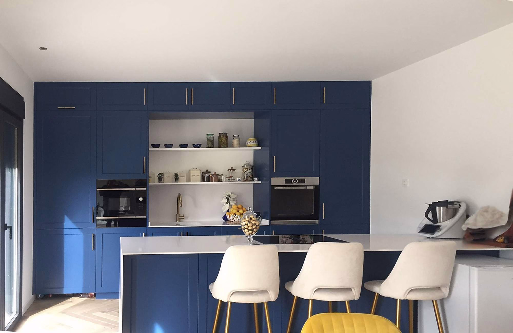 Muebles de cocina con molduras: no tan clásicos