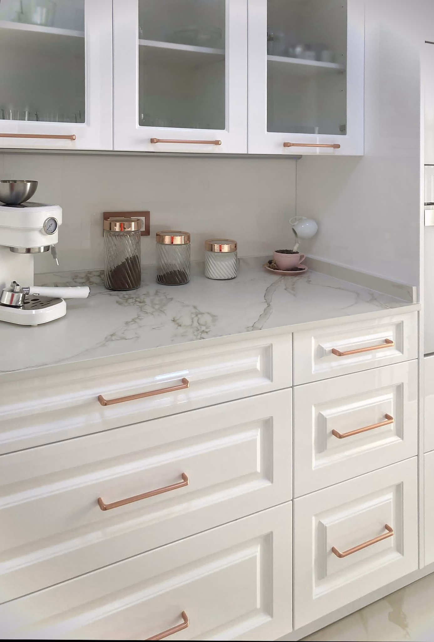 master_kitchen_polo_-_cocina_blanca_y_cobre_laton_3.-pim2-2000_q