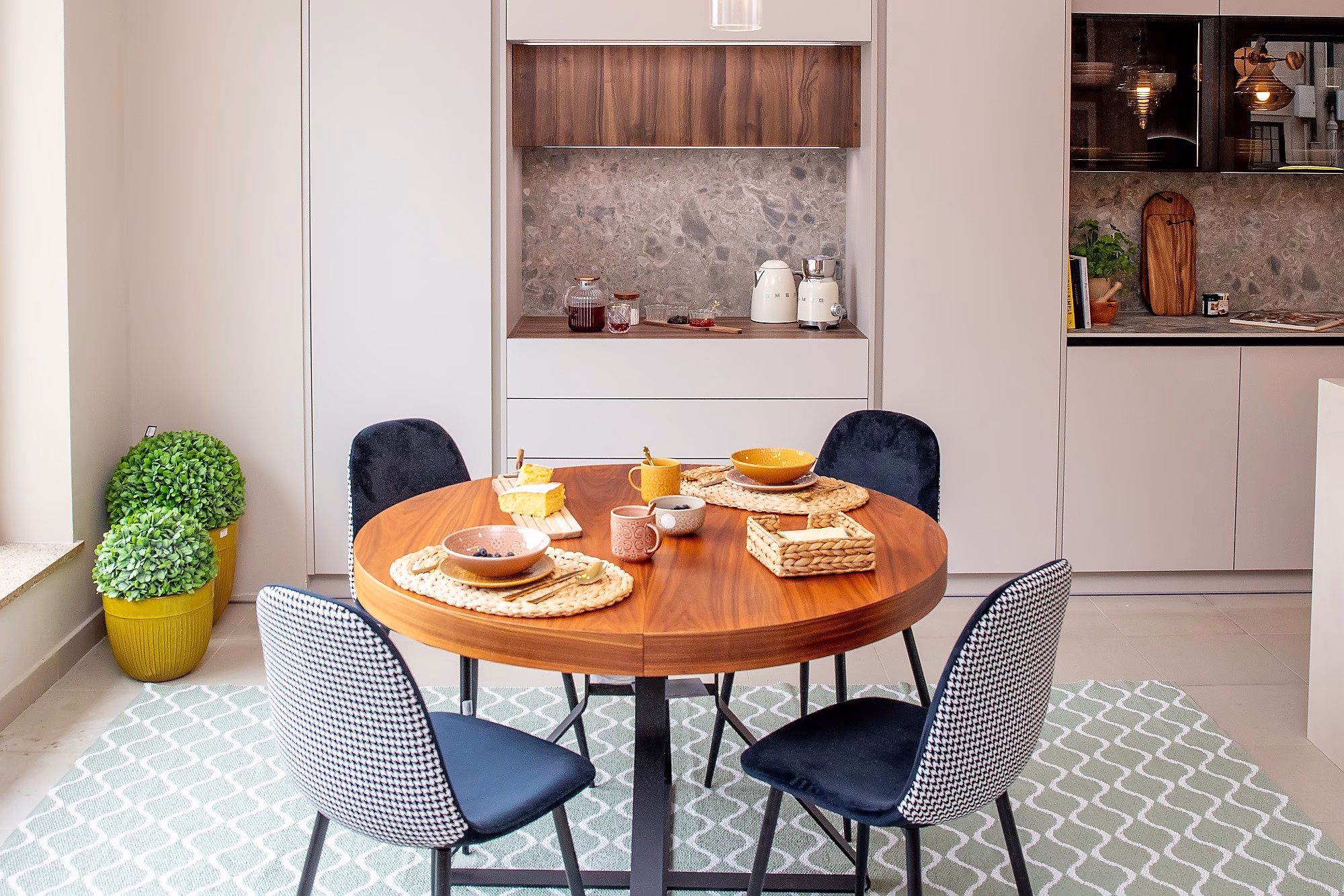 mobelrias_castroman_-_exposicion_berlin_crema-_montreal_y_valentina_5.-pim2-2000_q