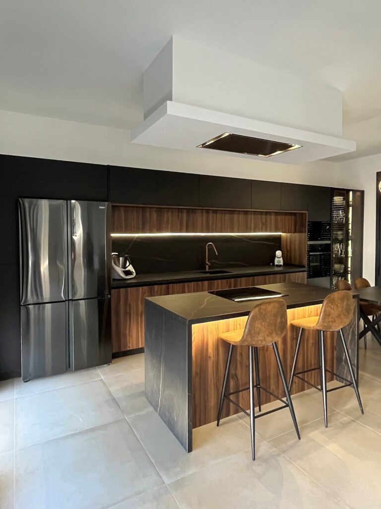 muebles-avenida-aceuchal---cocina-madera-y-negra-_1.-pim2-2000_q