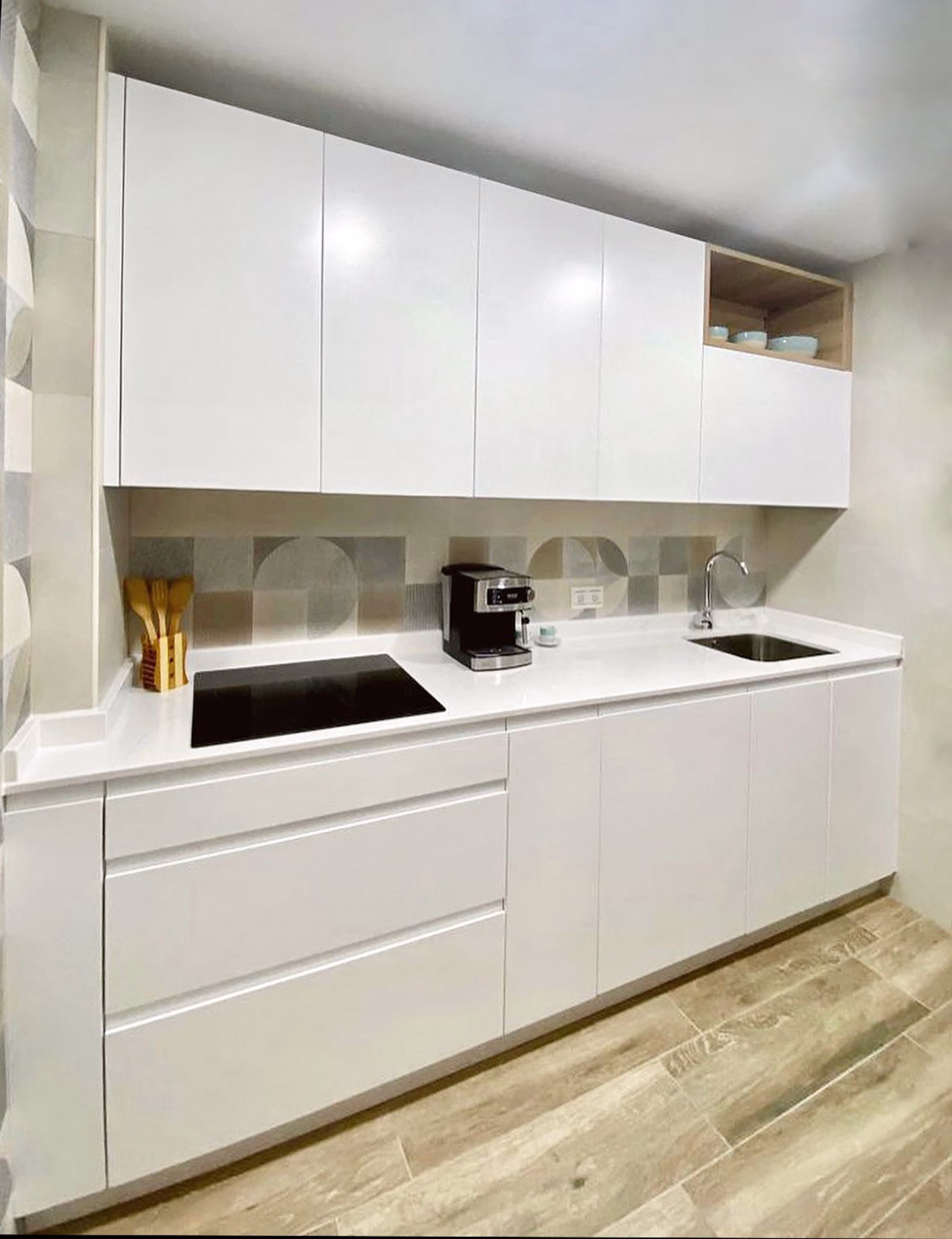 nivel_2_muebles_-_cocina_blanca_azulejos_pared_4.-pim2-2000_q