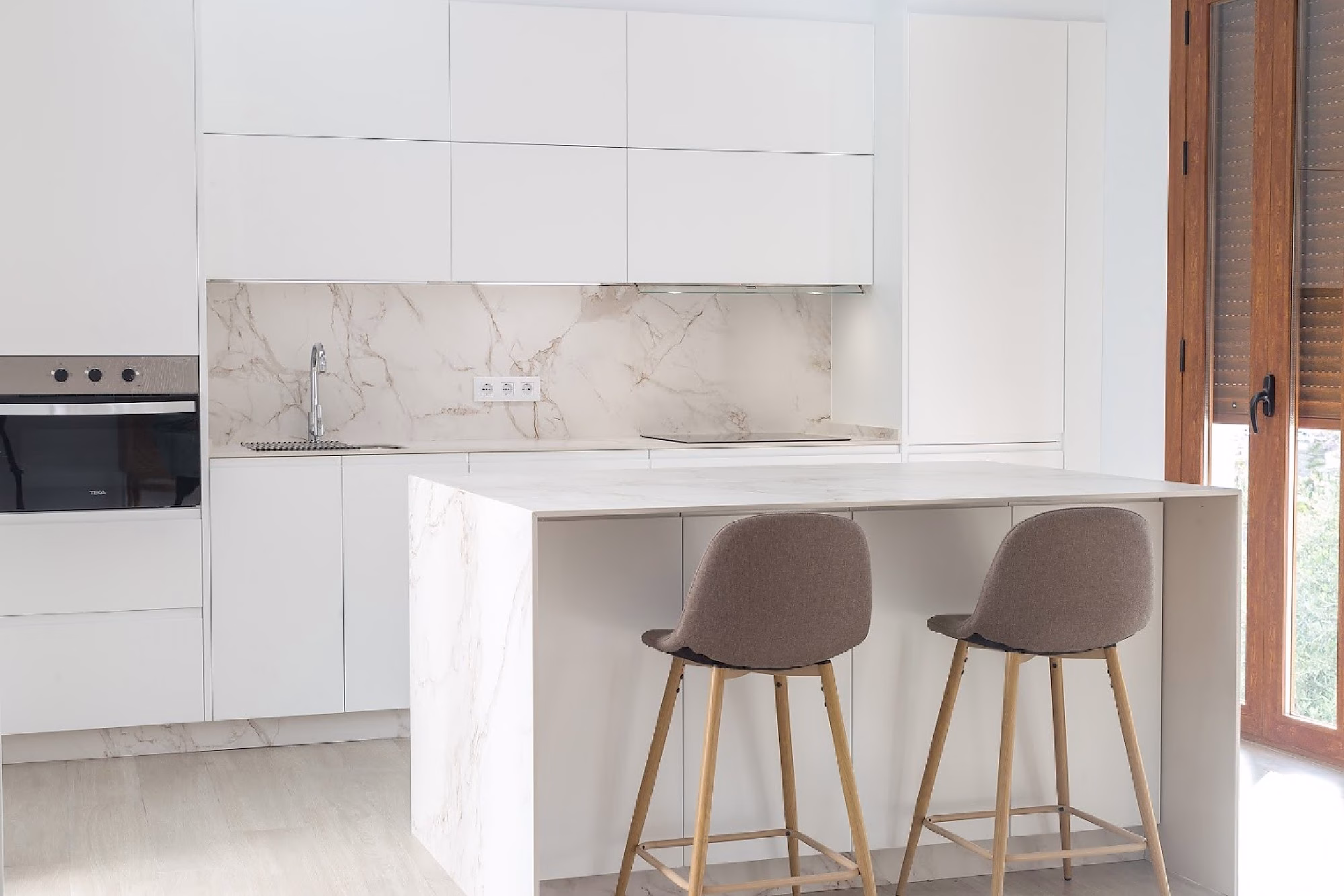 nivel_2_muebles_-_cocina_blanca_minimalista_15.-pim2-2000_q