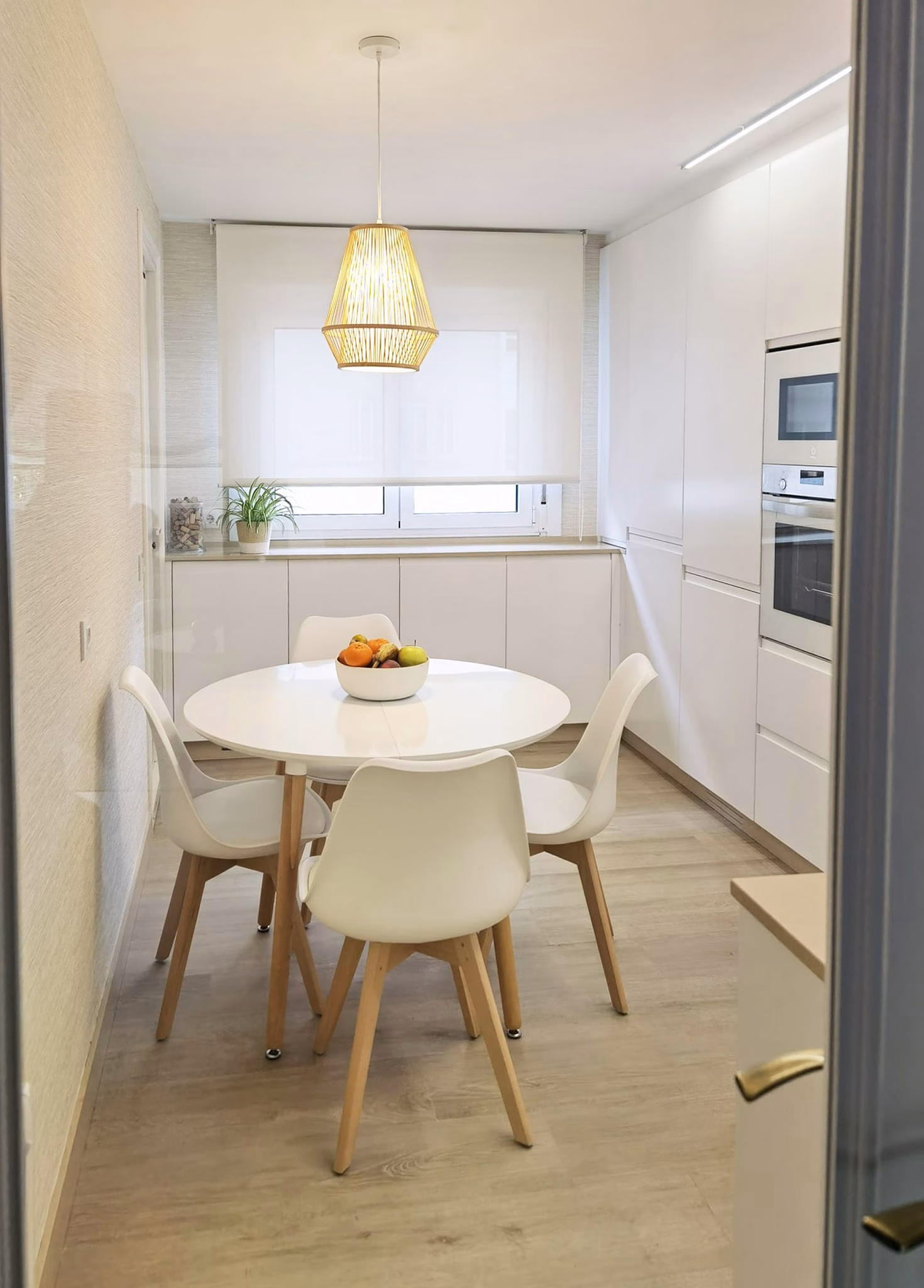 parquets_blanco_-_cocina_blanca_sin_tiradores_y_encimera_beige_3.-pim2-2000_q