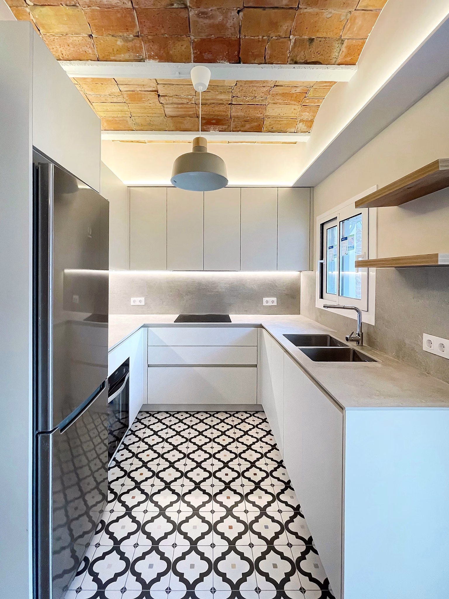 sistema_cuina_-_cocina_blanca_y_gris_con_suelo_imitacion_de_hidraulico_2.-pim2-2000_q