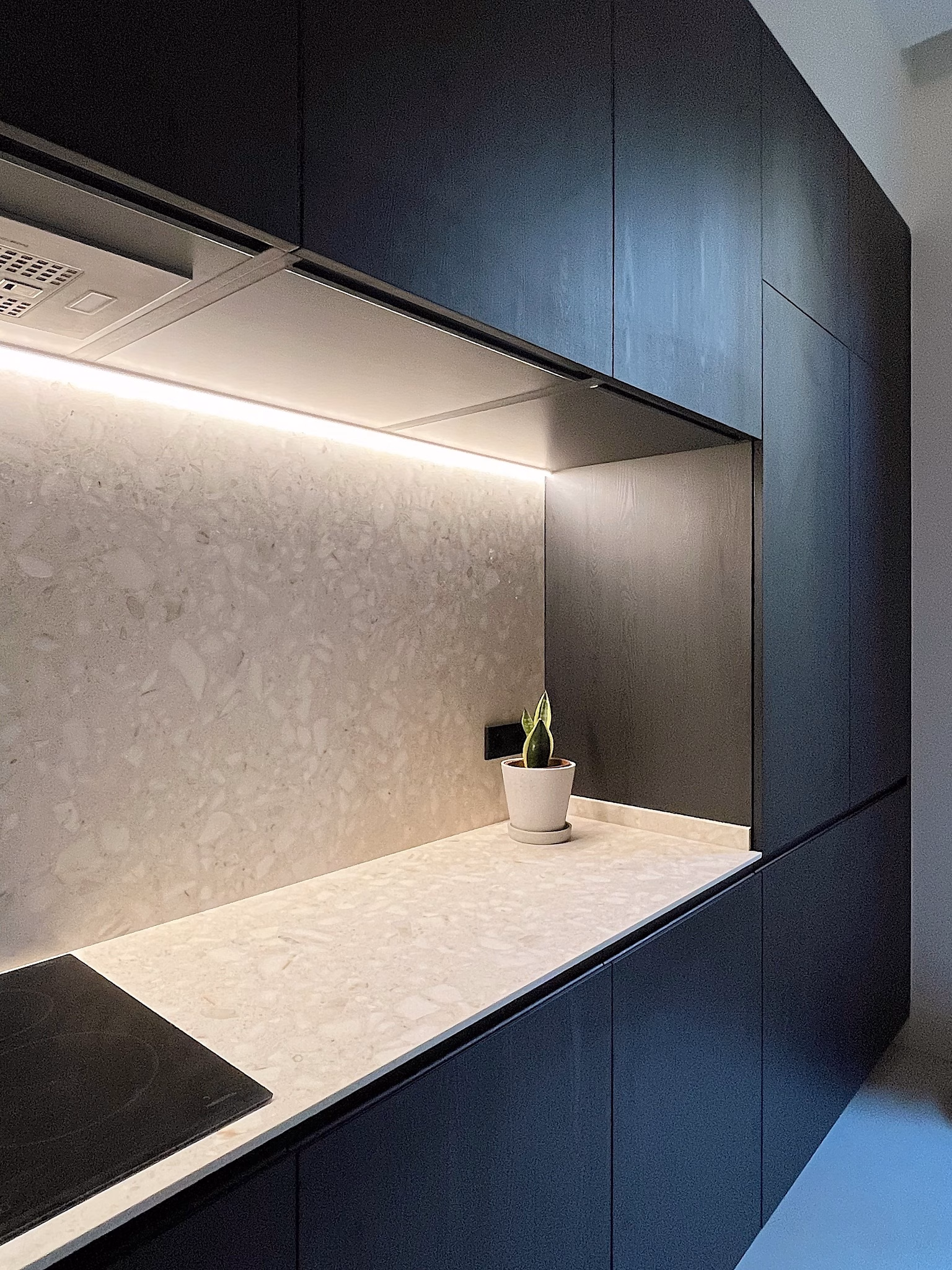 sistema_cuina_-_cocina_negra_minimalista_con_encimera_en_piedra_3.-pim2-2000_q