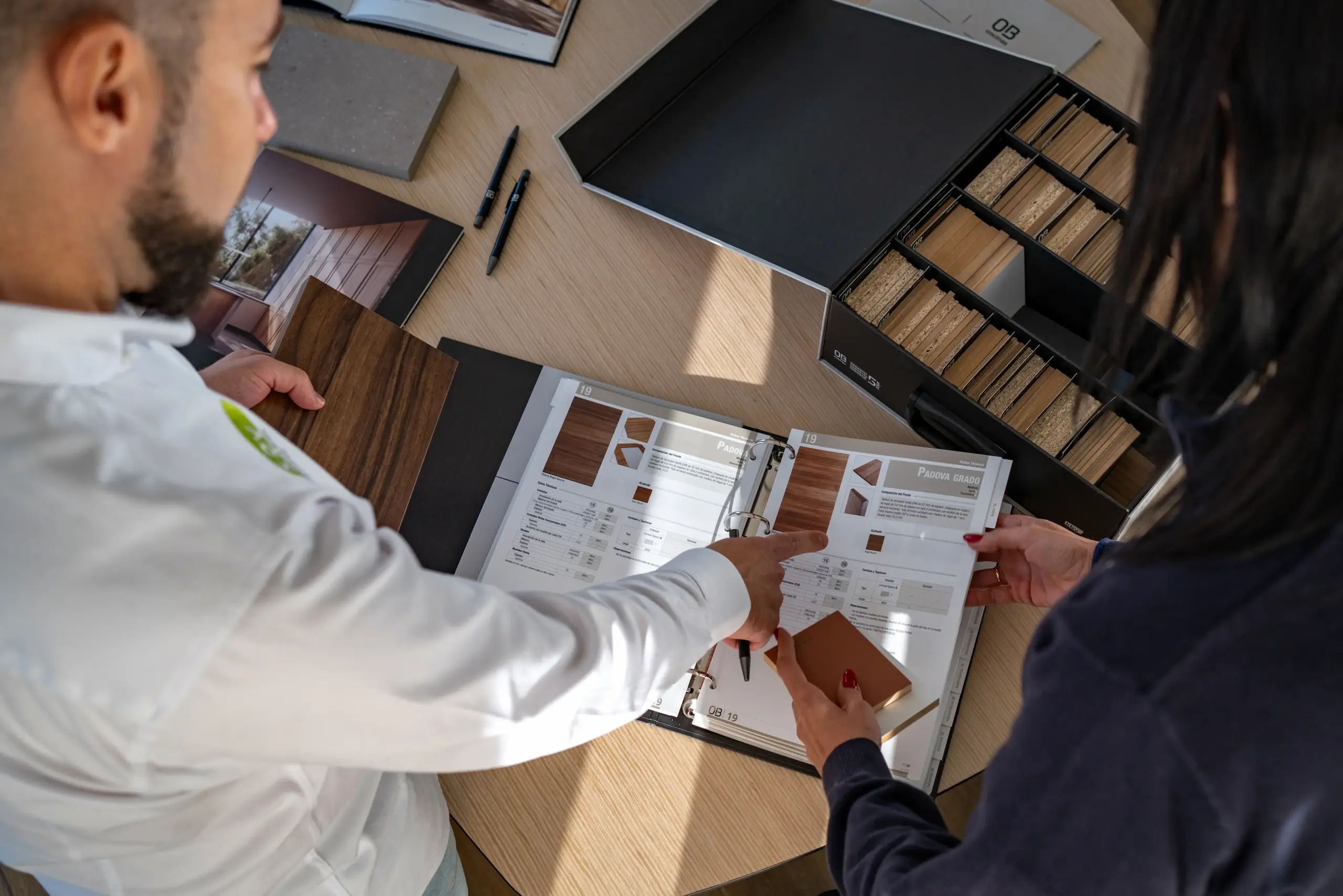 Profesionales viendo un catálogo