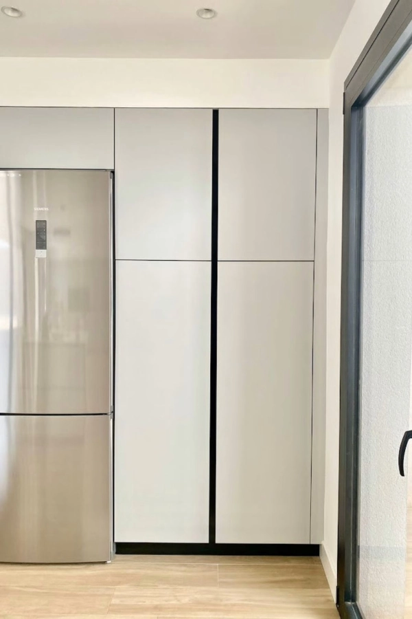 mueble cocina columna al lado de nevera