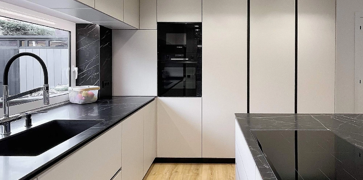 Mueble columna de cocina: guía de medidas, tipos y despenseros extraíbles